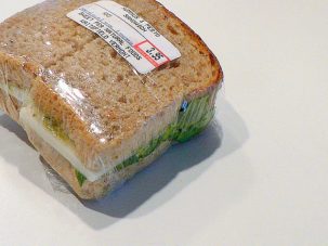 Mi mamá me trae el bocadillo