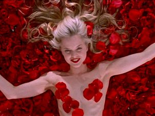 Pétalos y plástico en American Beauty